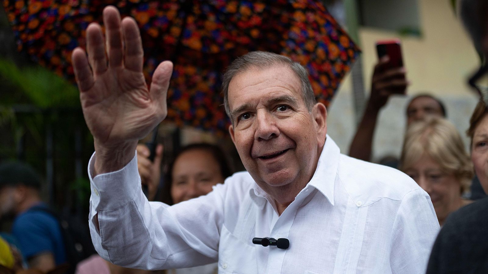 Imagen de archivo del candidato presidencial de la oposición venezolana Edmundo González saludando a sus simpatizantes en Caracas. La Eurocámara reconoce a Edmundo González presidente legítimo de Venezuela.