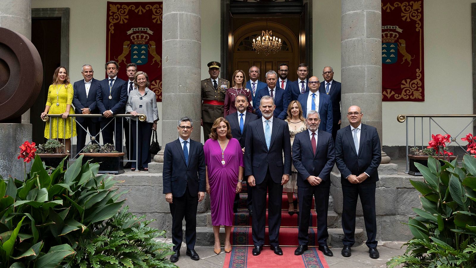 El rey Felipe VI posa en el parlamento Parlamento de Canarias tras recibir la Medalla de Oro de la institución