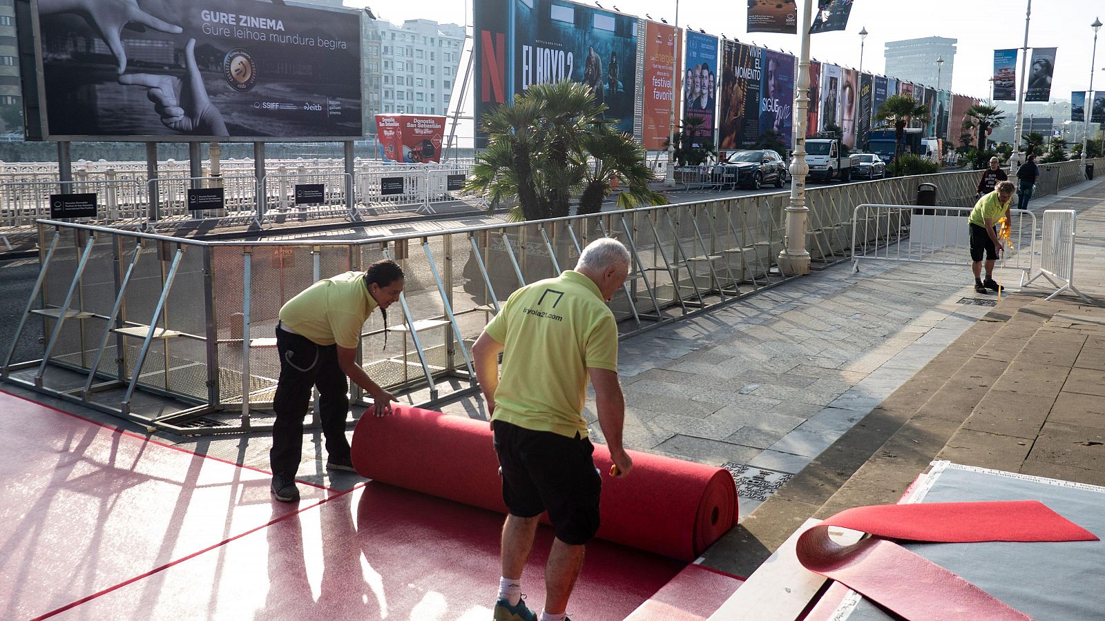 Trabajadores colocan la alfombra roja por la que pasarán las estrellas de San Sebastián (EFE/Juan Herrero)