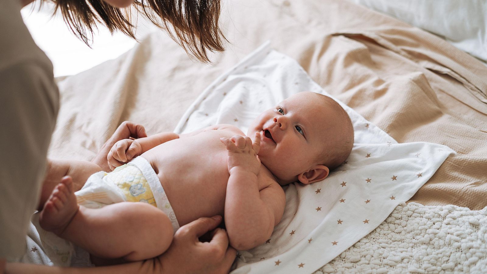 Imagen de bébé recien nacido y su madre