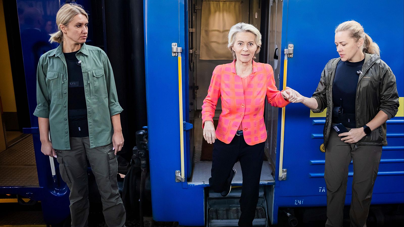 La presidenta de la Comisión Europea, Ursula von der Leyen, llega a la estación de tren de Kiev. Von der Leyen llega a Ucrania para transmitir el apoyo de la UE ante el invierno.