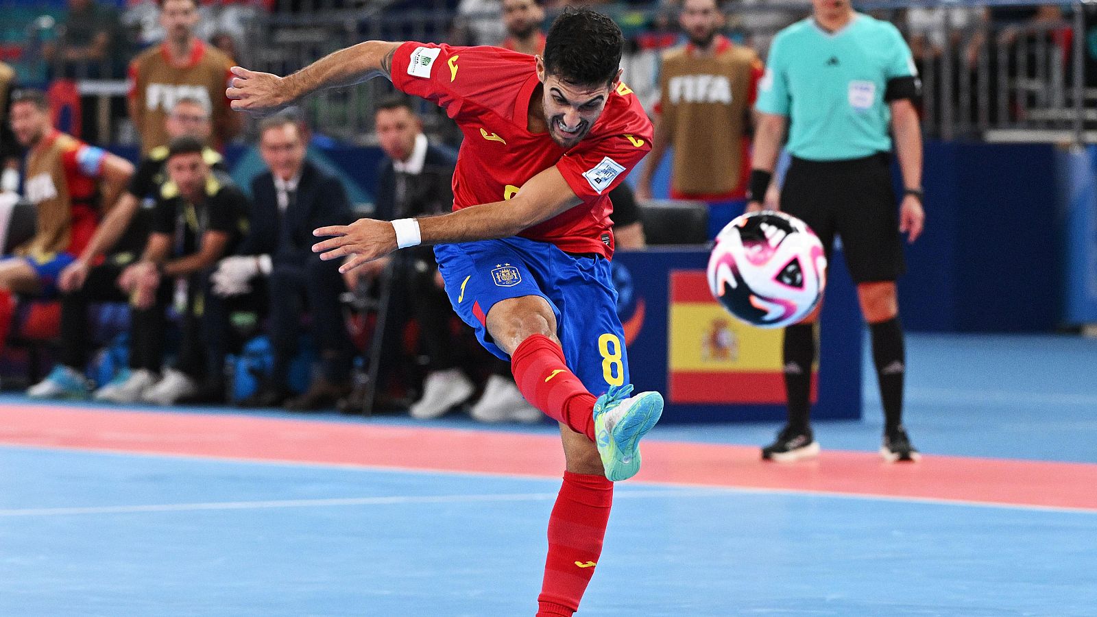 El jugador de fútbol sala Adolfo Fernández durante el partido de España frente a Kazajistán