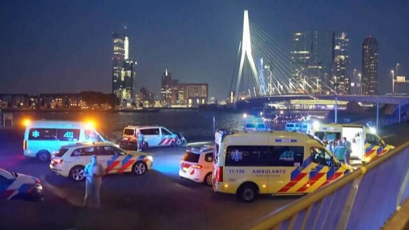 Los equipos de emergencia atienden a una víctima de apuñalamiento en Rotterdam