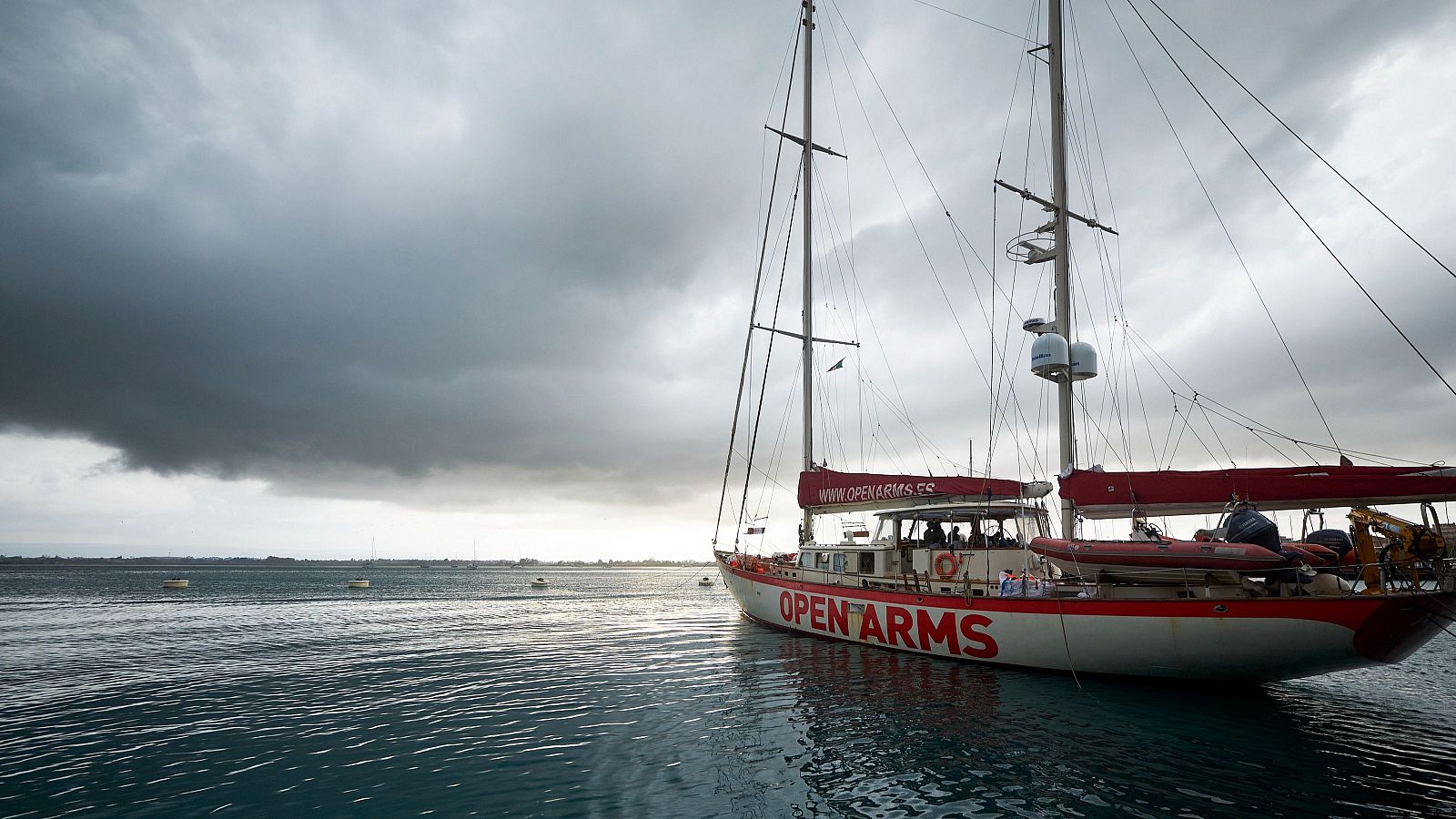 El velero del Open Arms rescata a  50 personas en aguas mediterráneas