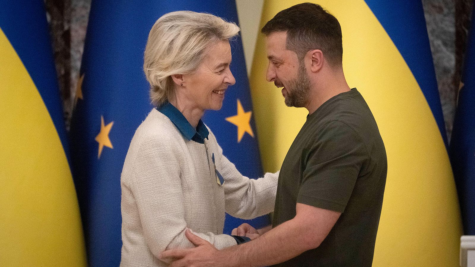 La presidenta de la Comisión Europea y el presidente ucraniano se saludan en Kiev este viernes. Von der Leyen anuncia en Kiev un nuevo préstamo de 35.000 millones.