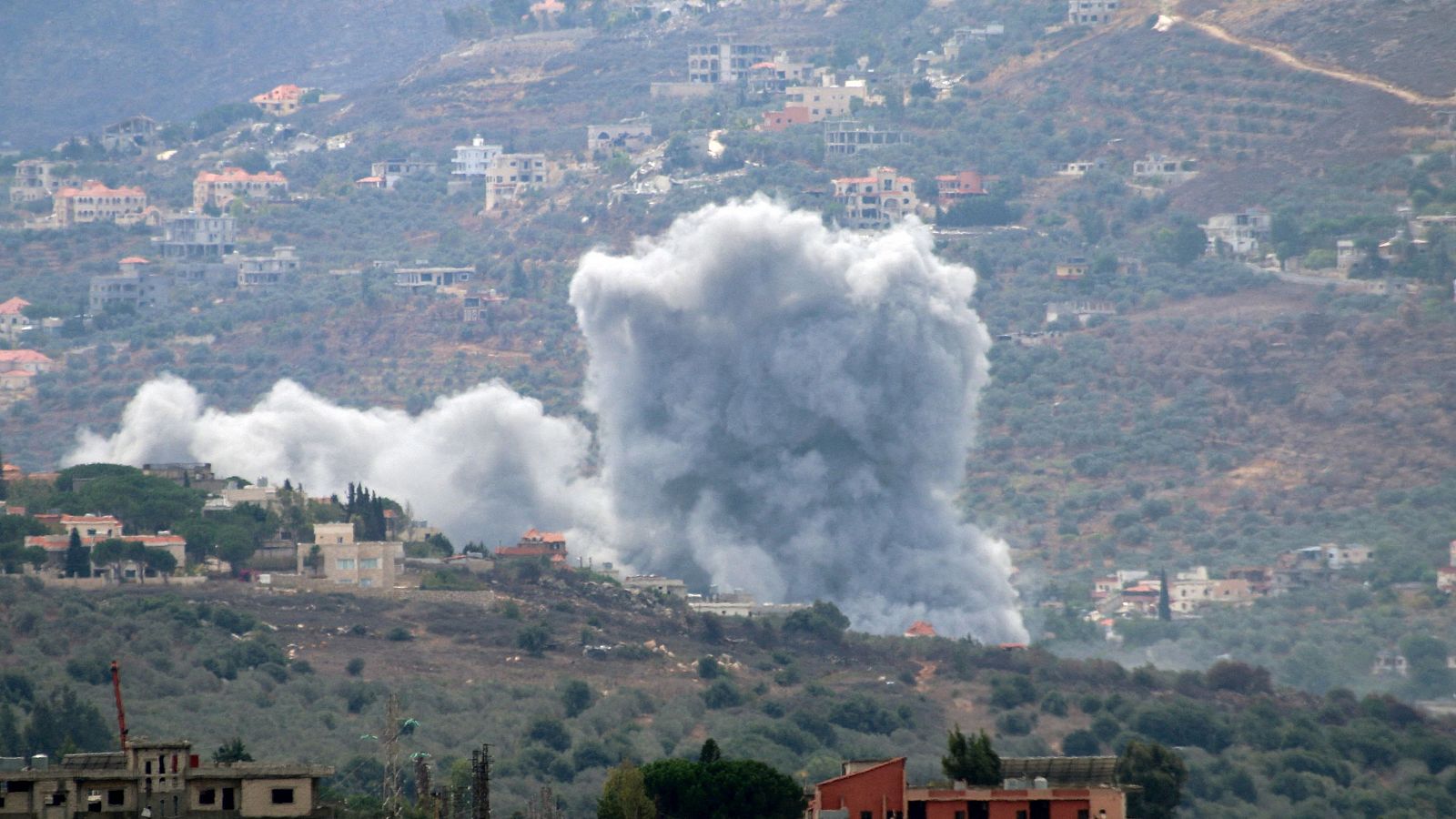 El humo se eleva en Kfar Kila, en el sur de Líbaon, en medio de los ataques transfronterizos entre Hizbulá e Israel