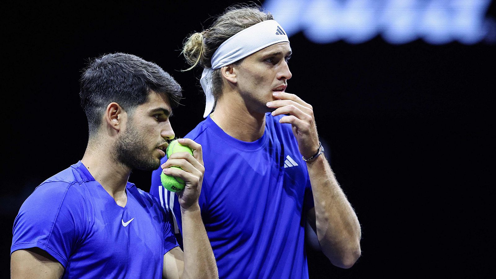 Carlos Alcaraz (i) y Alexander Zverev, en el partido de dobles de la primera jornada de la Laver Cup 2024