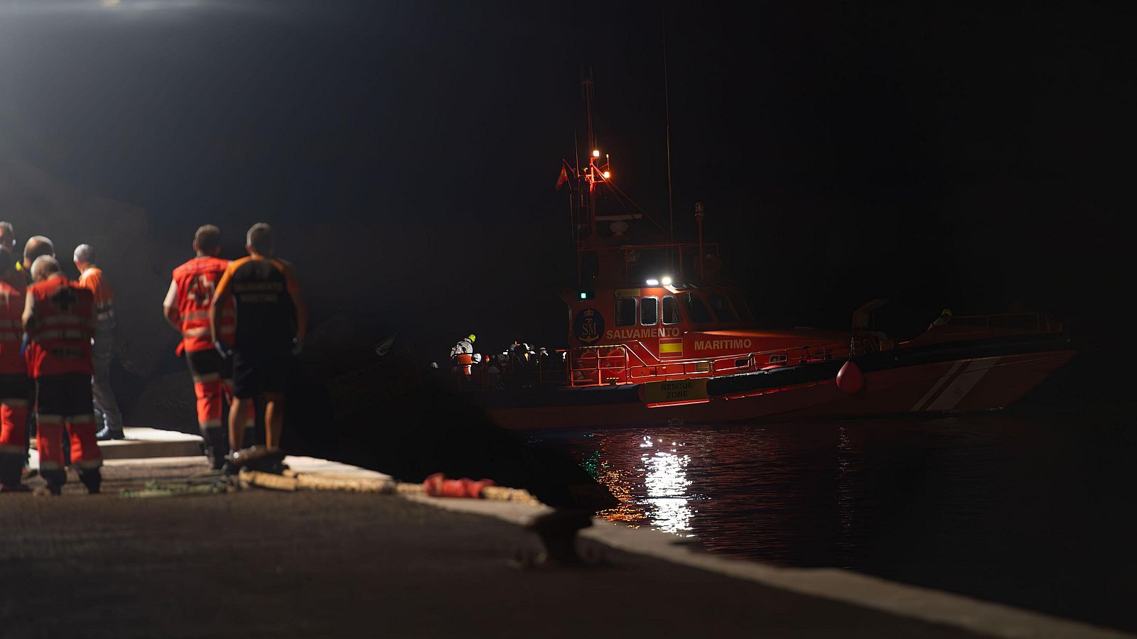 Varios migrantes rescatados por salvamento maritimo llegan al puerto de La Restinga, en El Hierro.