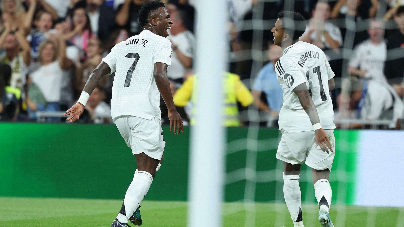 Rodrygo (d) celebra con Vinicius su gol en el Real Madrid - Espanyol de Liga