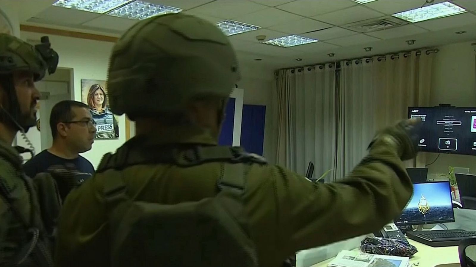 Imagen cedida por Al Jazeera English que muestra a tropas israelíes asaltando su oficina en Ramala. El Ejército israelí irrumpe en la oficina de Al Jazeera en la Cisjordanía ocupada y confisca equipos.