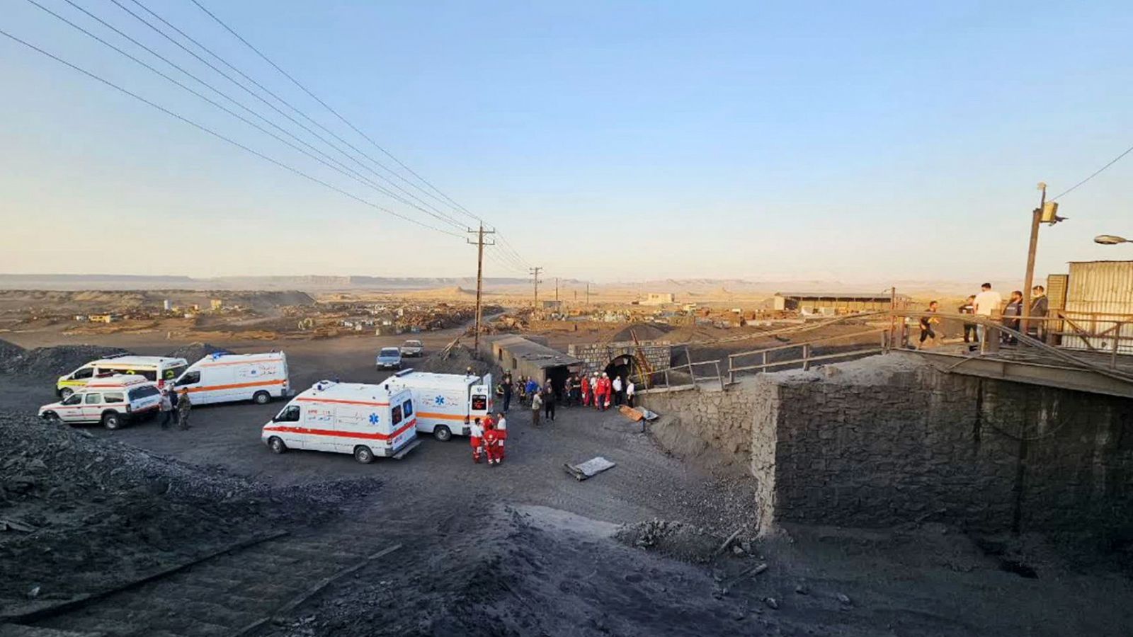 Ambulancias en el lugar del accidente en una mina de la ciudad de Tabas, Irán