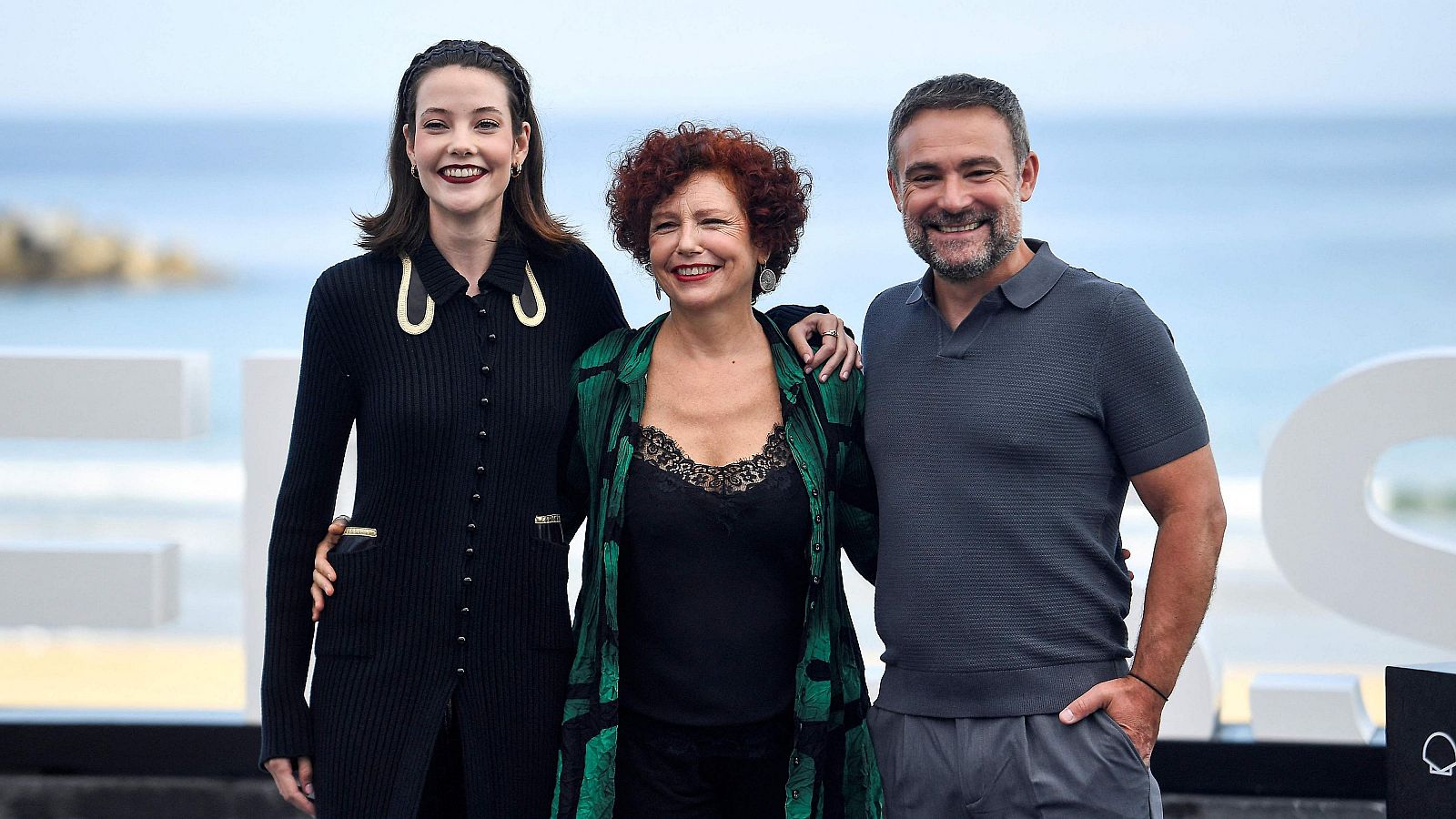 Iciar Bollaín y los protagonistas de 'Soy Nevenka' en San Sebastián (ANDER GILLENEA / AFP)