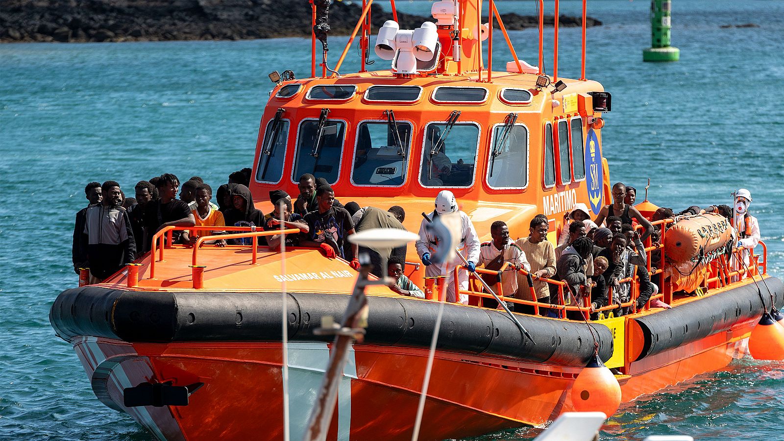 Imagen de la Salvamar Al Nair en el rescate a unas 121 personas de origen subsahariano que viajaban en dos embarcaciones cerca de Lanzarote. Más de 2.500 migrantes han llegado a las costas canarias en la última semana.