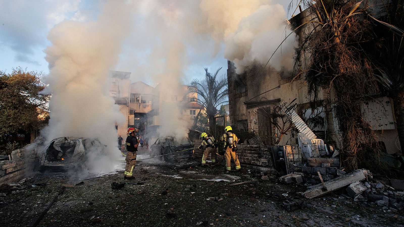 Bomberos israelíes trabajan para extinguir un fuego en Kiryat Bialik, en el norte de Israel