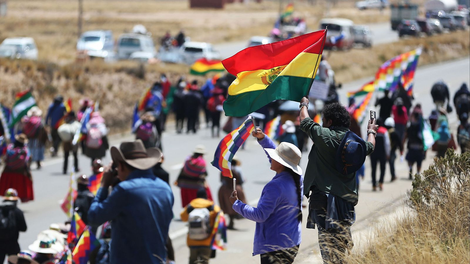 Simpatizantes participan en la movilización del expresidente Evo Morales rumbo a la ciudad de La Paz, Bolivia