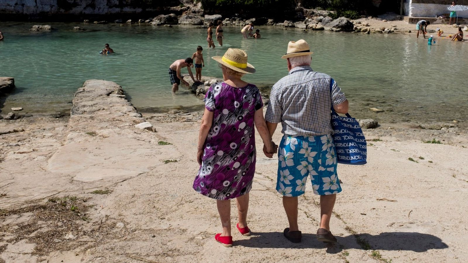 Imagen de una pareja de la tercera edad en una costa española.