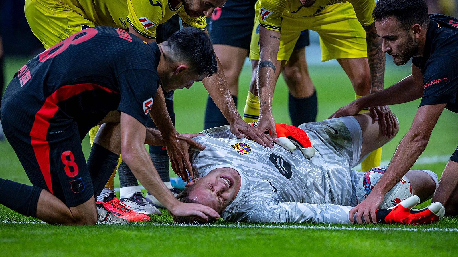 Ter Stegen roto de dolor tras lesionarse la rodilla ante el Villarreal