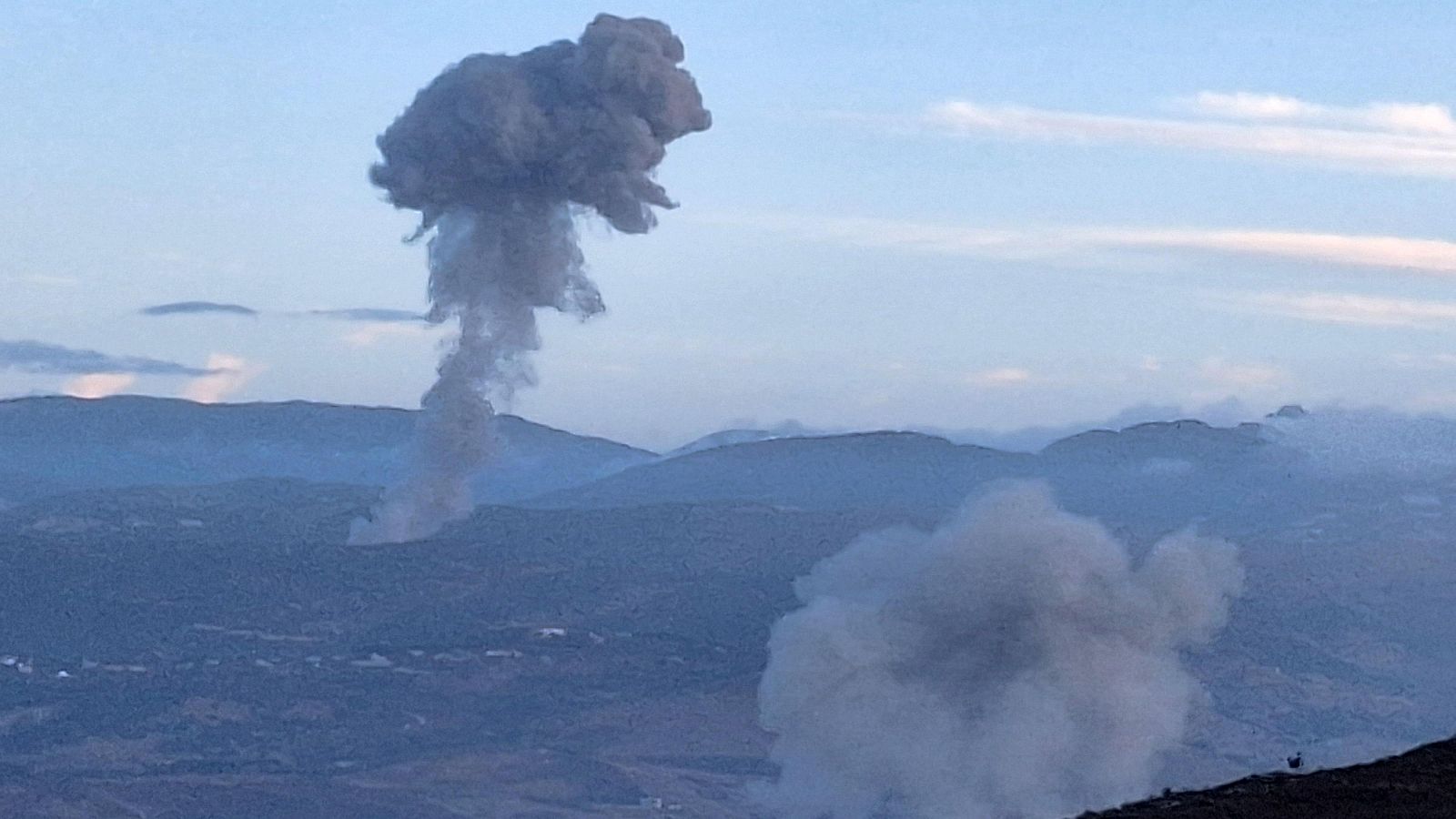 Vista desde Marjaayoun, al sur del Líbano, de columnas de humo en el lugar de los ataques aéreos israelíes contra aldeas libanesas. Israel sigue sus ataques al Líbano.