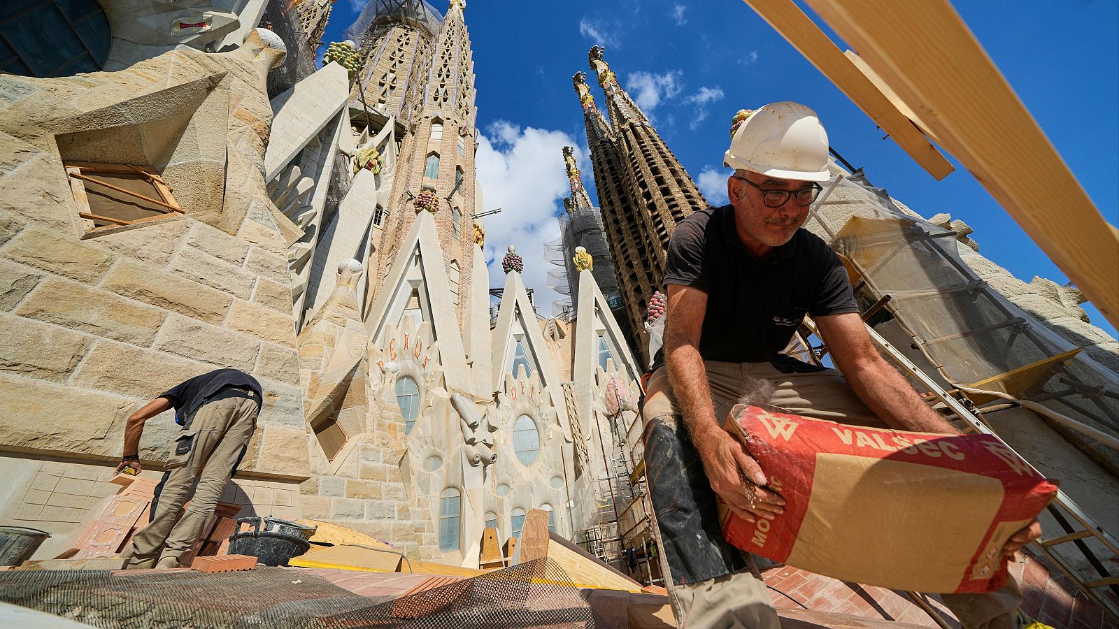 Trabajadores en las obras de la basílica de la Sagrada Familia, en Barcelona