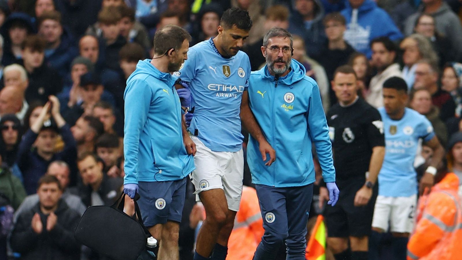 El jugador del Manchester City Rodrigo Hernández se retira con una lesión en la rodilla del partido de la Premier ante el Arsenal