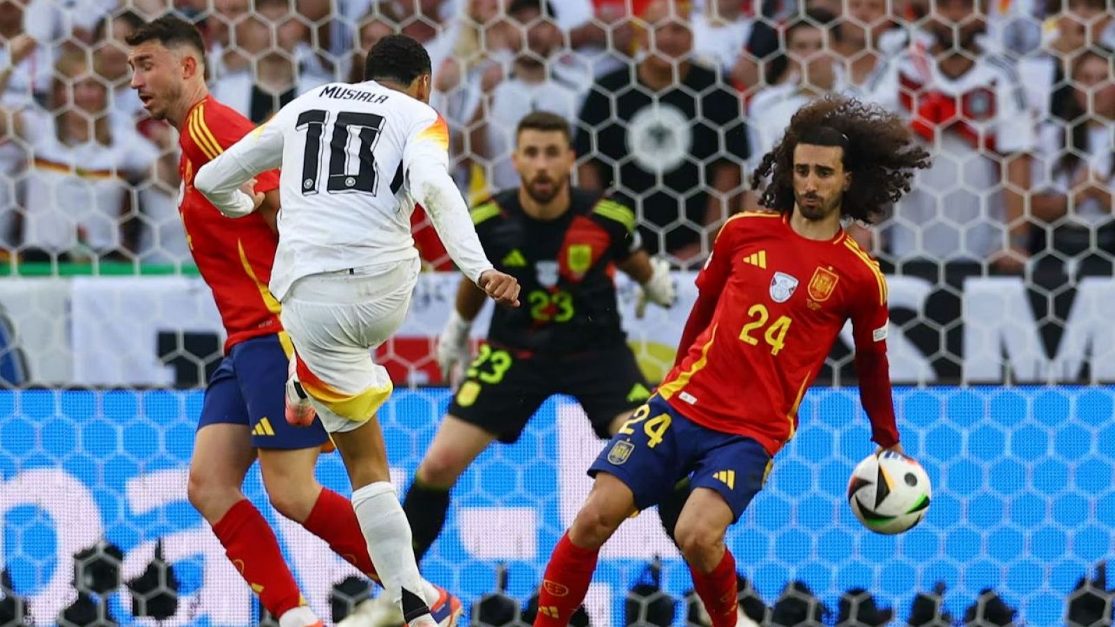 Cucurella en la acción polémica de penalti ante Alemania en los cuartos de final de la Eurocopa 2024