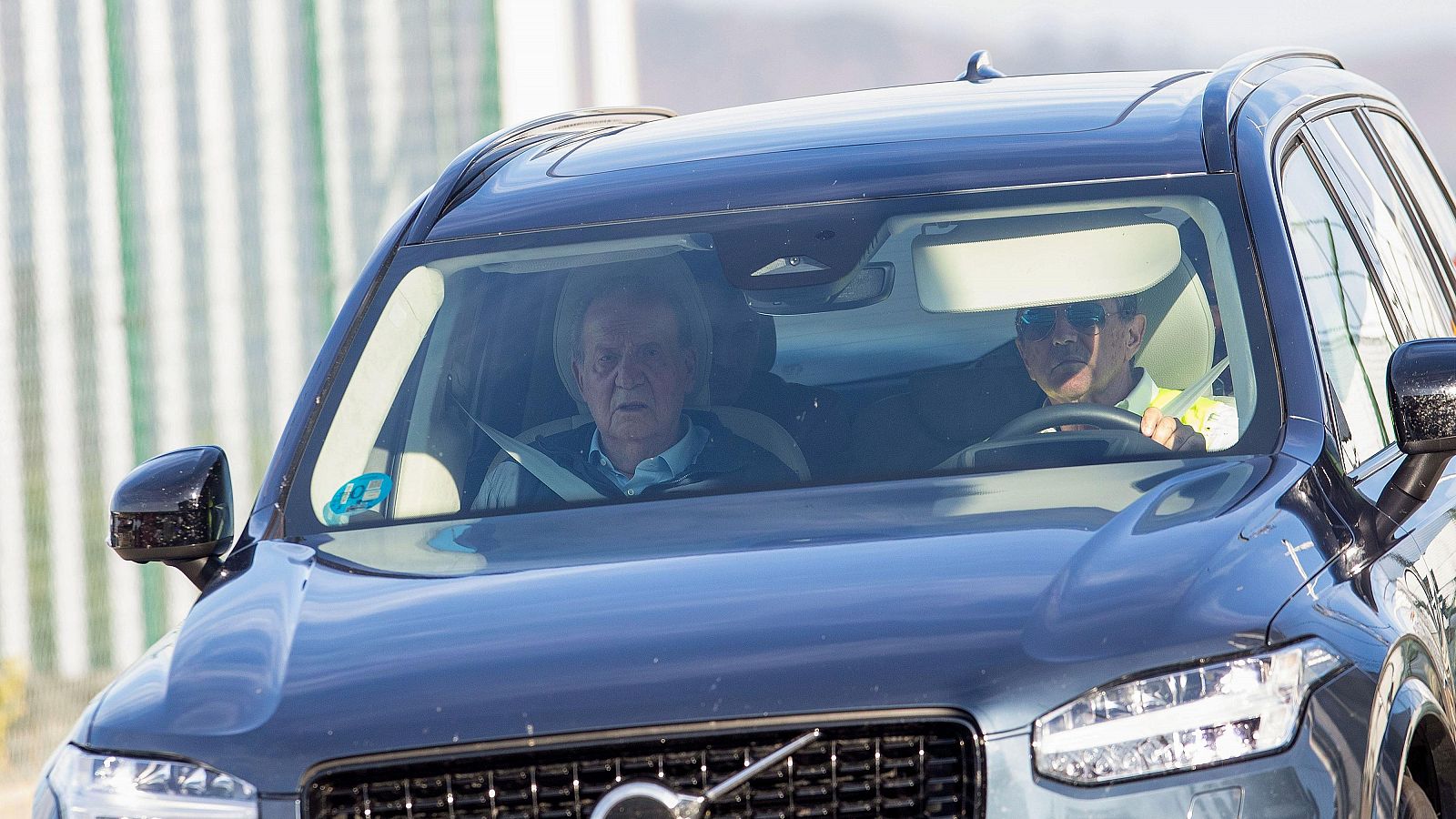 El rey emérito Juan Carlos I (i), a su salida del aeropuerto de Vigo