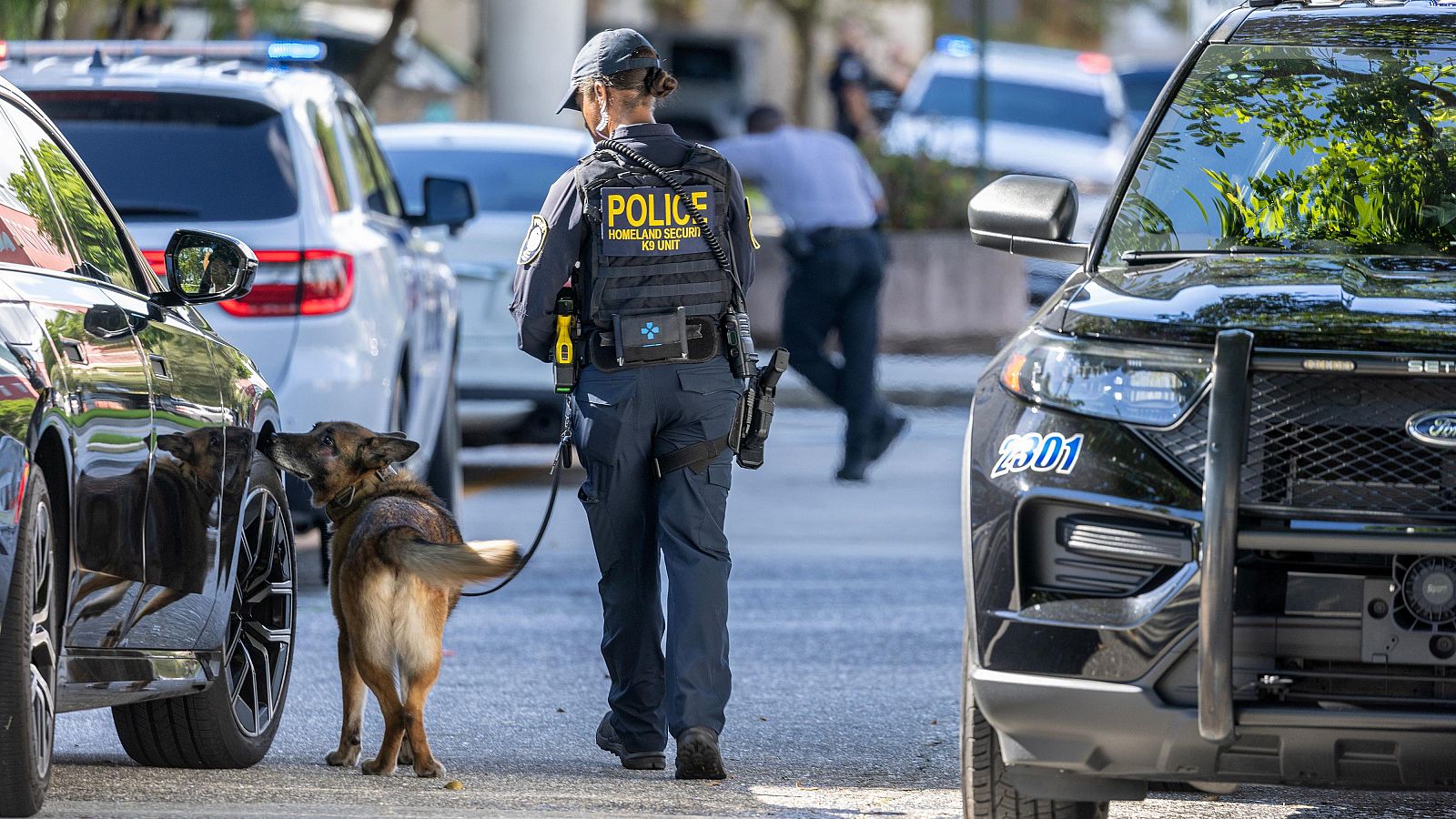 Una policía vigila con un perro el palacio de Justicia de West Palm Beach, Florida