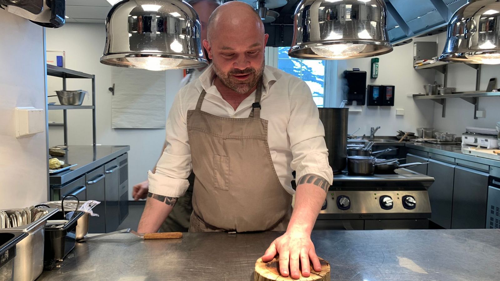 El chef español Alberto Lozano en el restaurante noruego Huset, en el Ártico