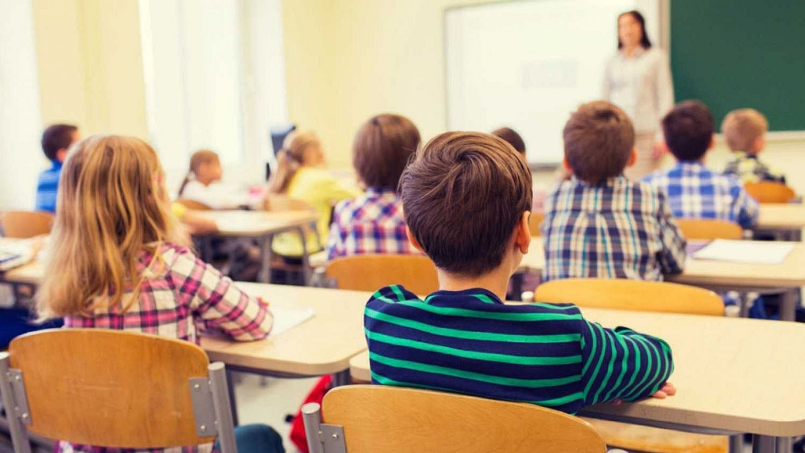 Imatge d'una aula de primària mentre donen classe