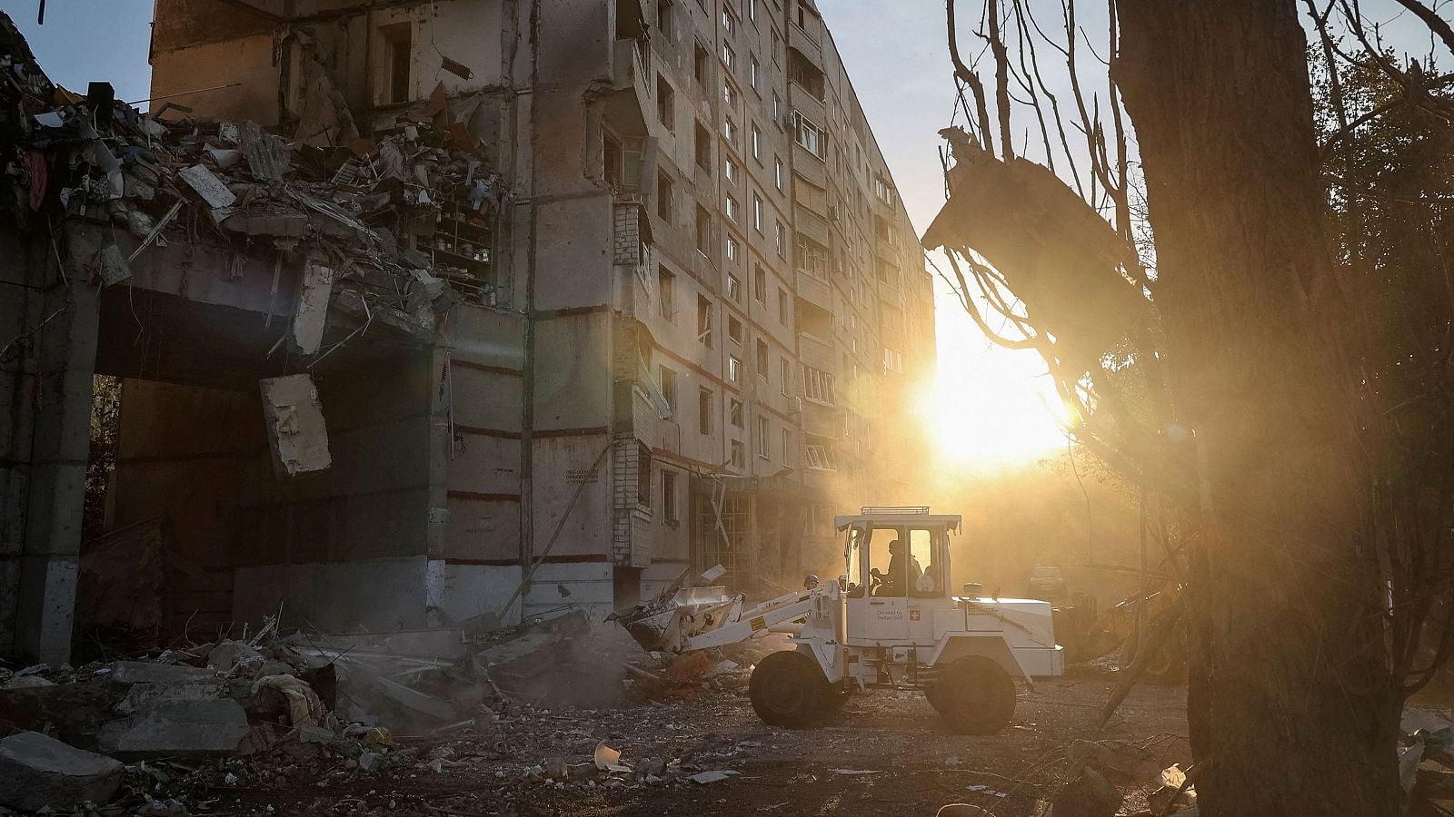 Los equipos de rescate trabajan cerca de un edificio de apartamentos afectado por un ataque aéreo ruso en la región de Jarkov