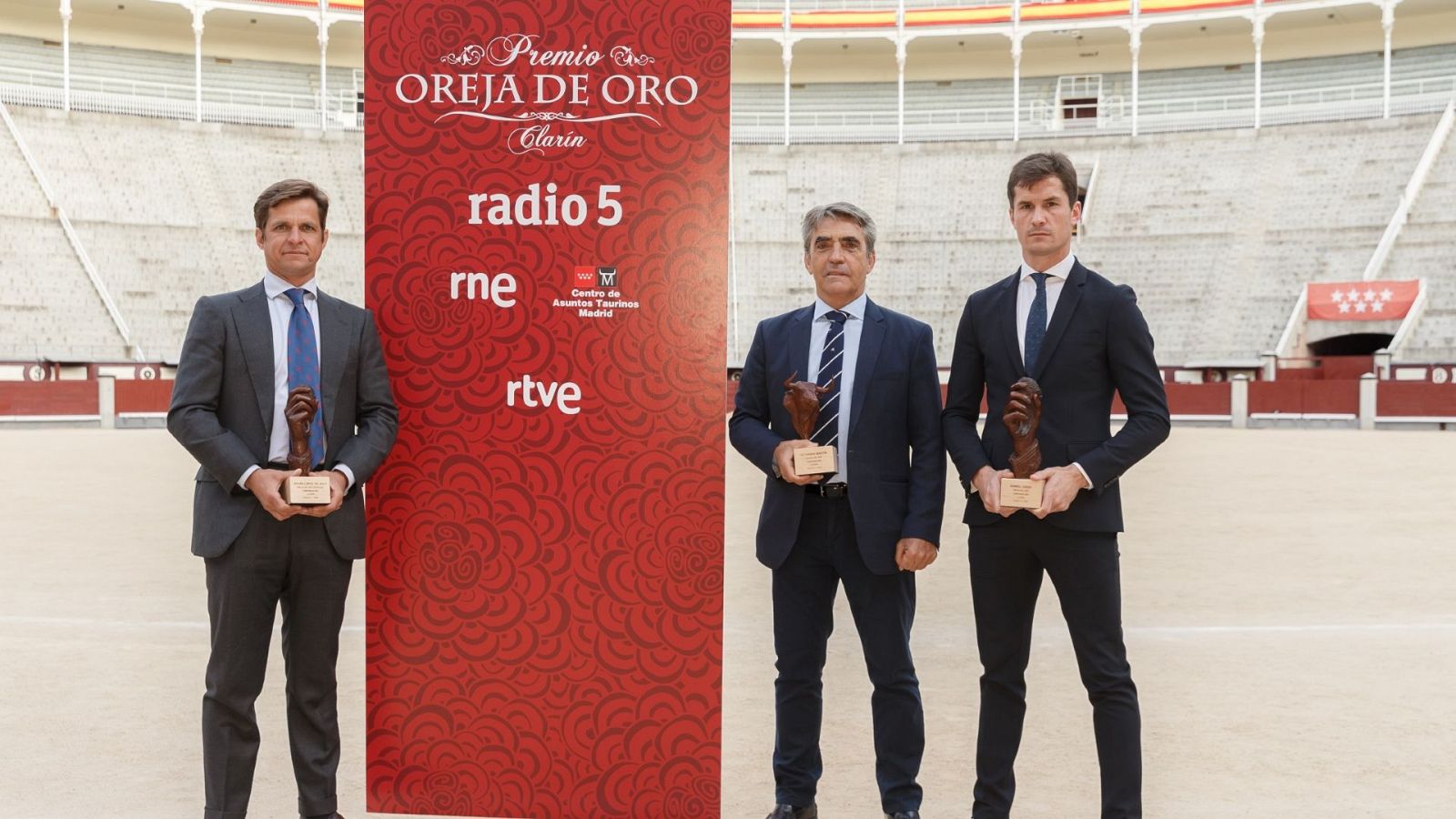 Foto de familia de los premiados