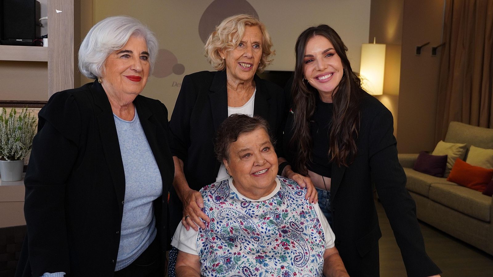 Paca Sauquillo, Manuela Carmena y Cristina Almeida, junto a Inés Hernand