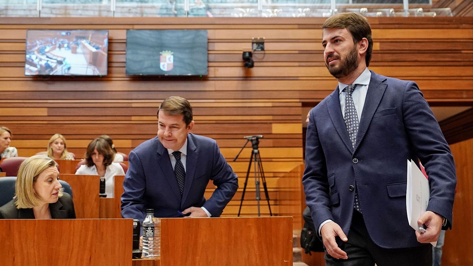 El presidente de la Junta de Castilla y León, Alfonso Fernández Mañueco, y el actual portavoz de Vox, Juan García-Gallardo, en las Cortes castellanoleonesas