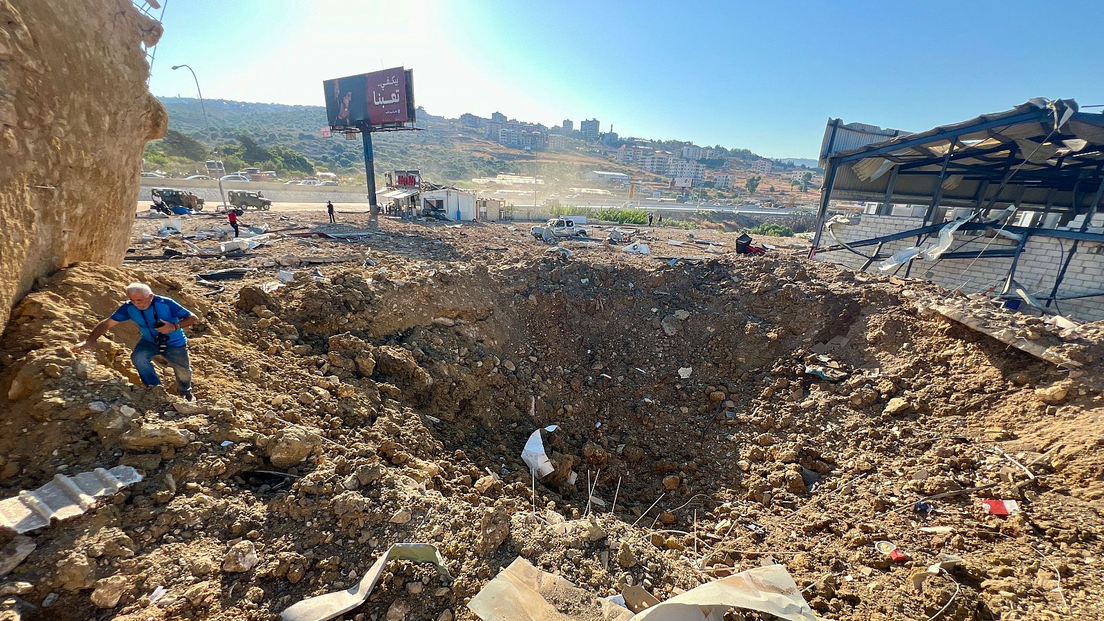 Un hombre inspecciona la zona cercana a un edificio dañado tras las incursiones israelíes en Yiya, al sur del Líbano