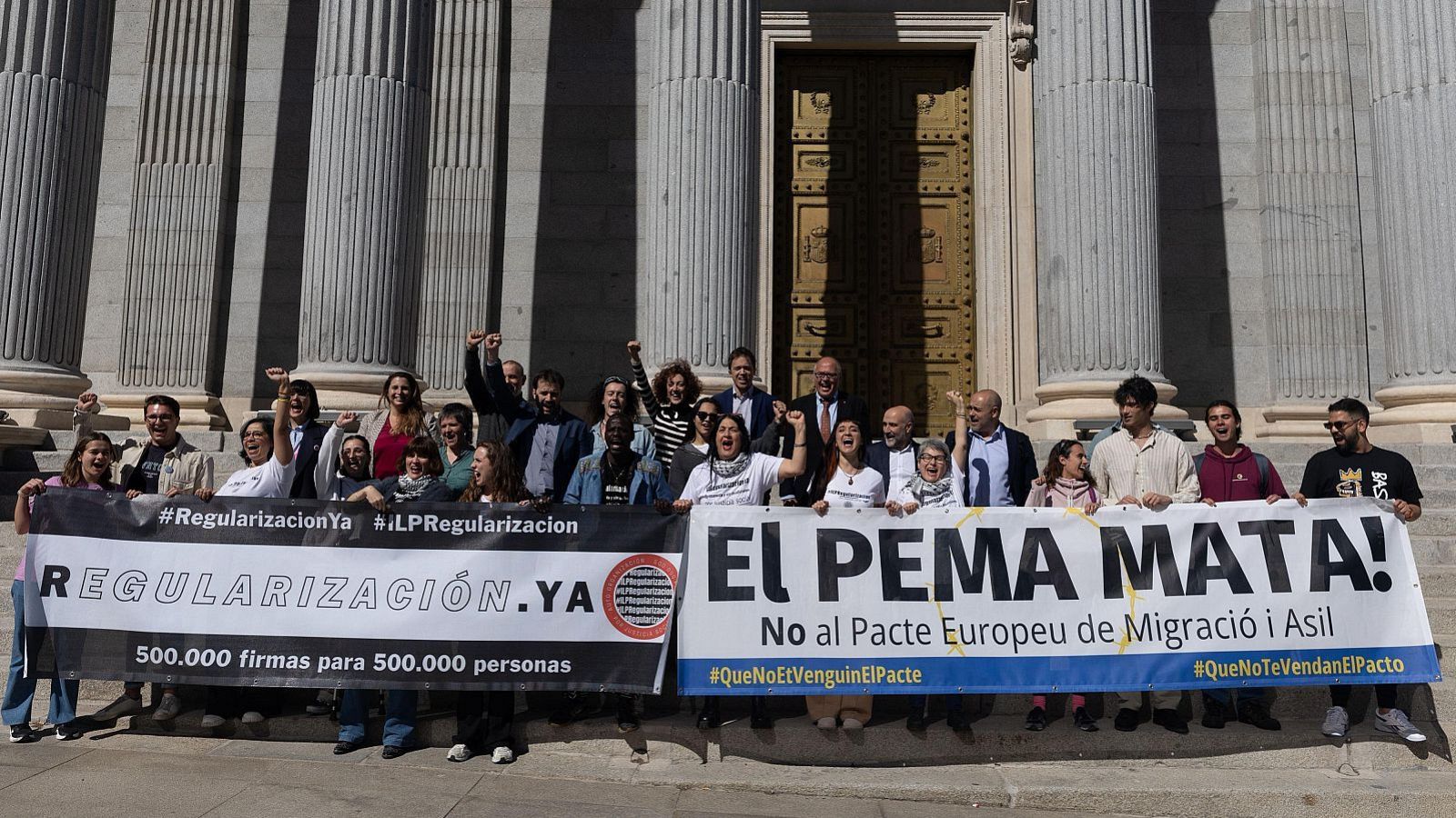 Manifestación a las puertas del Congreso pidiendo una regularización de personas migrantes en abril de este año