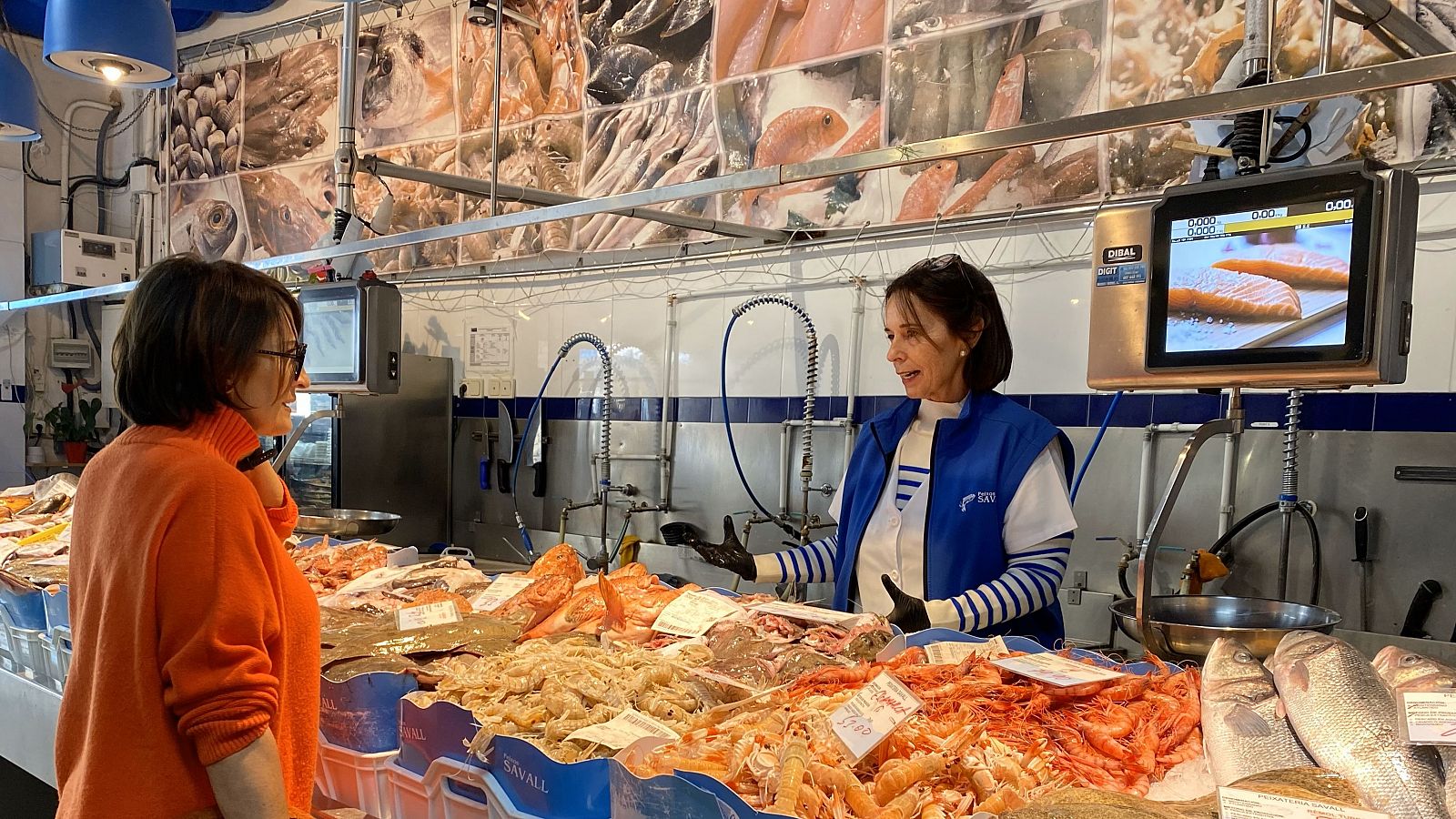 Sílvia Abril conversa amb la propietària d'una peixateria de Cambrils a 'La recepta perduda'