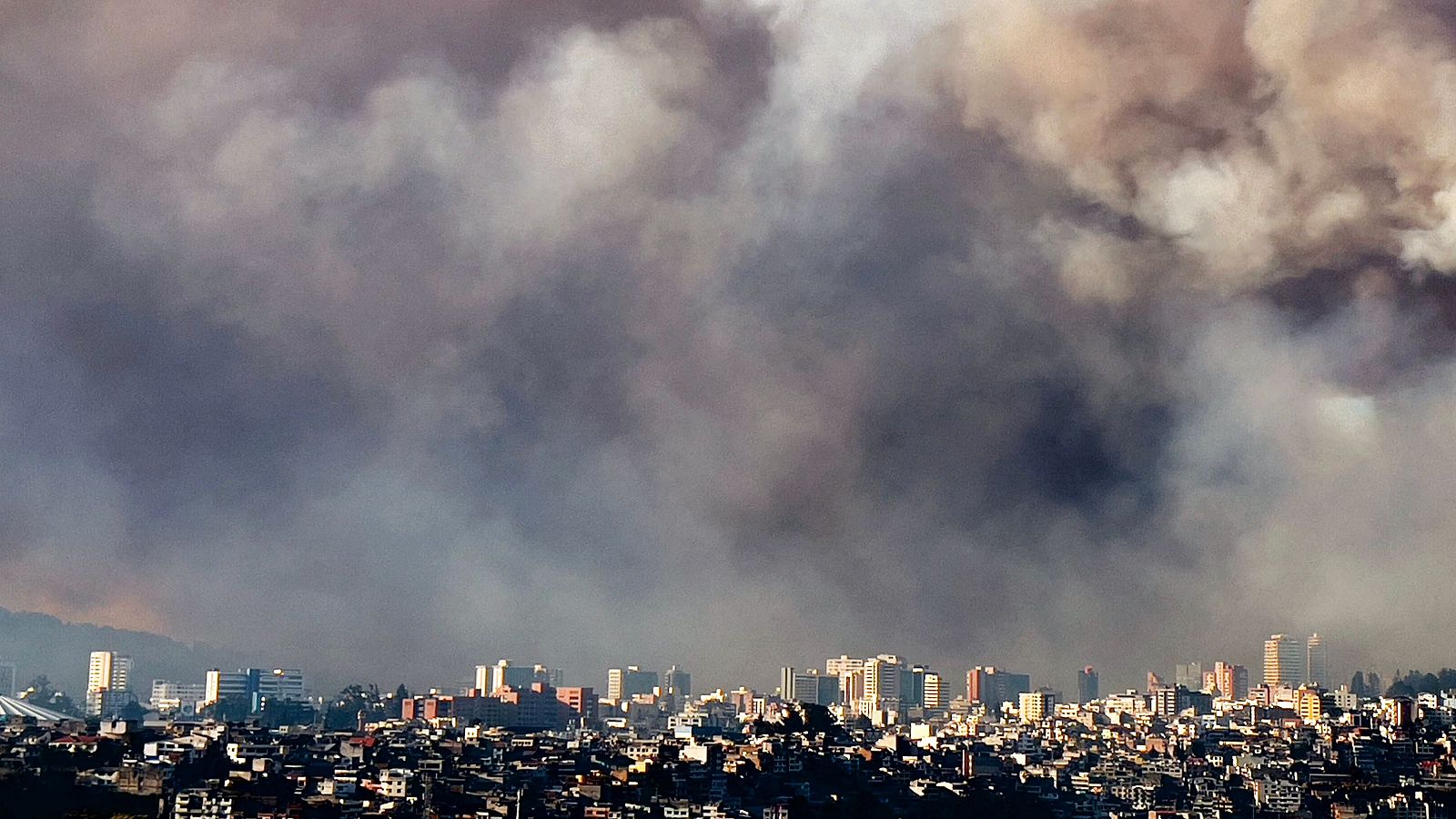 Una nube de humo cubre Quito, la capital ecuatoriana, ante la ola de incendios