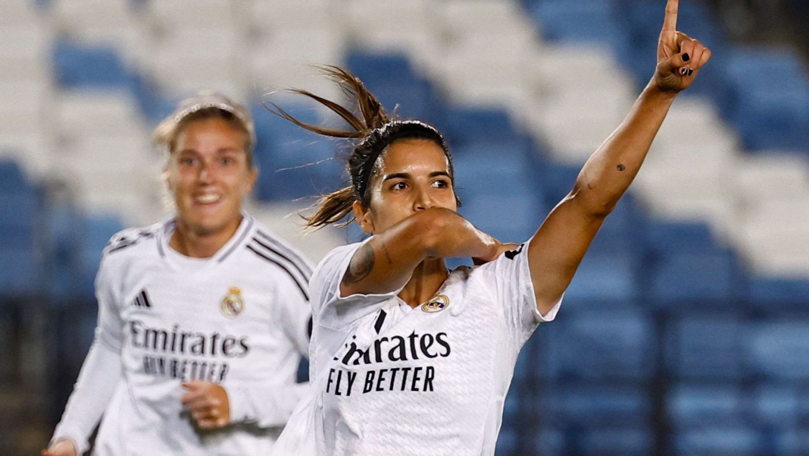 Alba Redondo celebra un gol