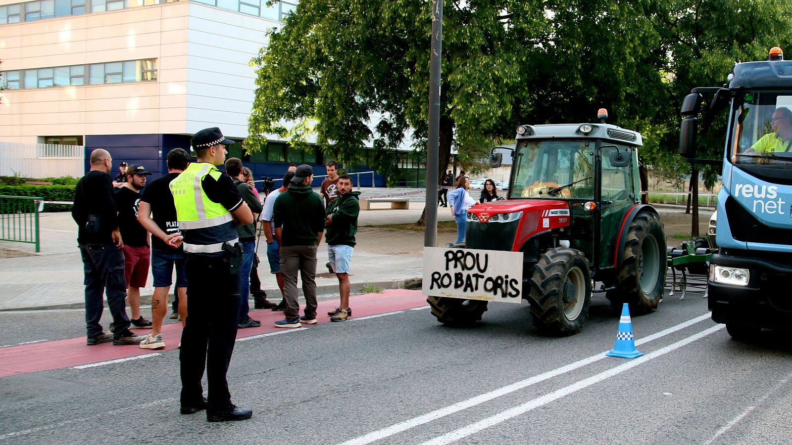 Pagesos de Revolta Pagesa protestant davant de la comissaria dels Mossos d'Esquadra a Reus (ACN | Mar Rovira)