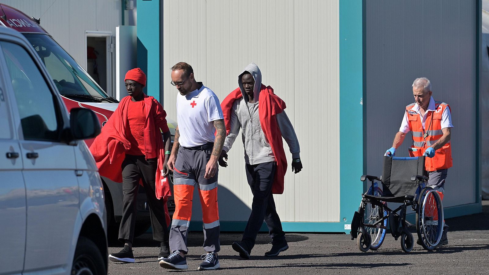 Cuatro cayucos llegan a Canarias con casi 200 personas migrantes a bordo