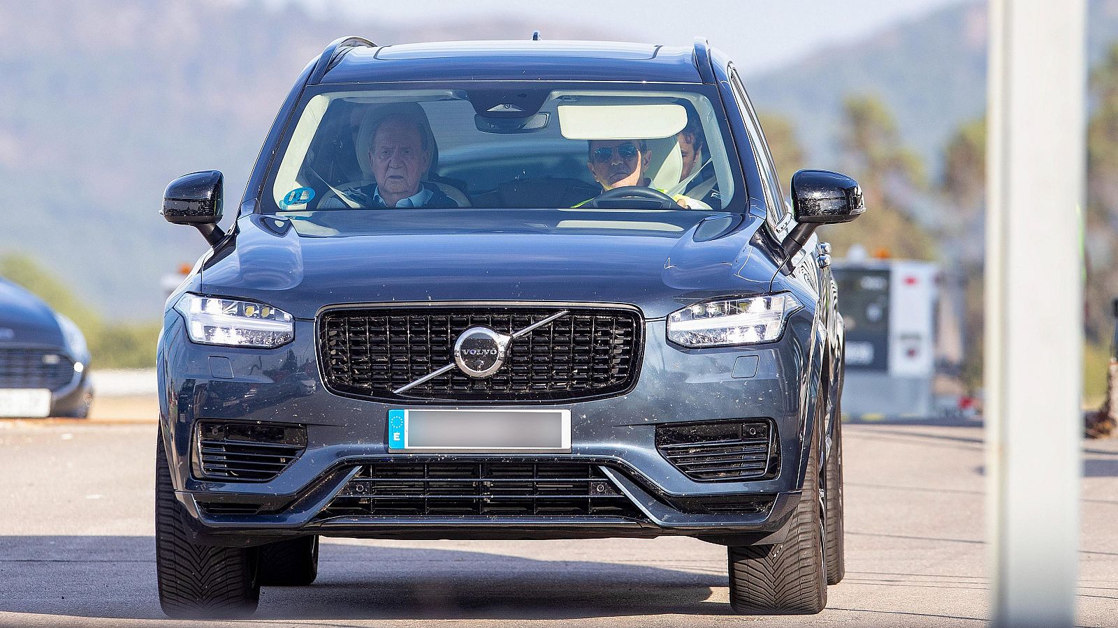 El rey emérito Juan Carlos I (i), a su salida del aeropuerto de Vigo