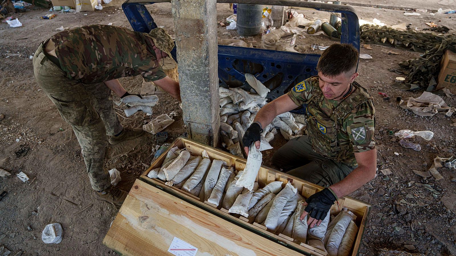 Militares ucranianos de la 56ª brigada revisan cargamentos de pólvora para artillería en la primera línea en dirección a Chasiv Yar,