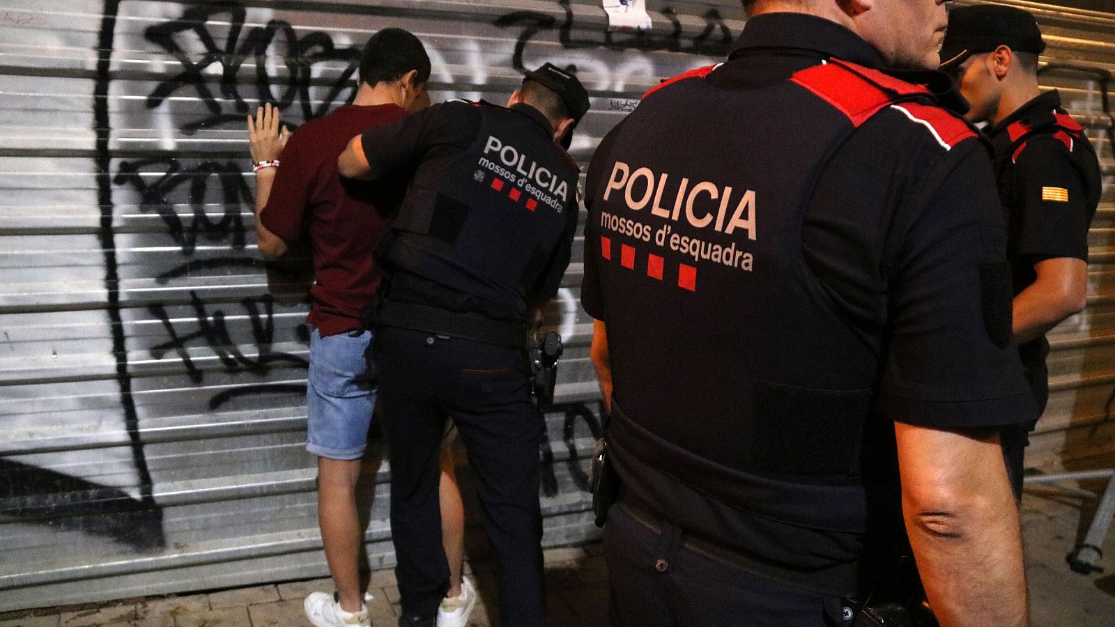 Agents dels Mossos d'Esquadra escorcollen un jove a les festes de Sant Tecla, a Tarragona