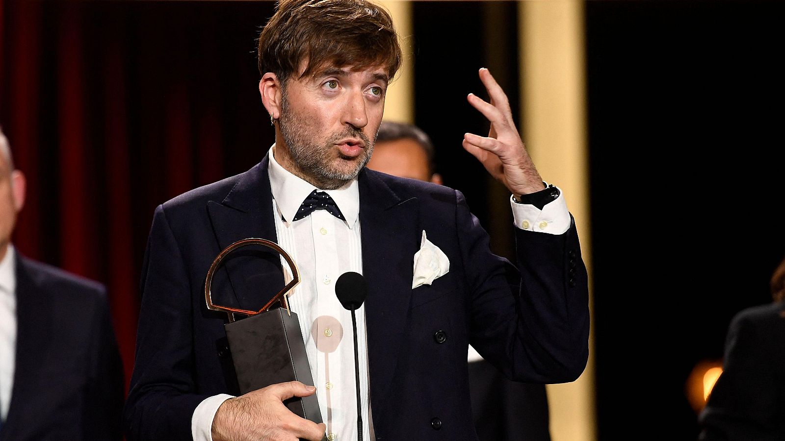 Albert Serra agradece la Concha de Oro recibida por 'Tardes de soledad' (ANDER GILLENEA / AFP)