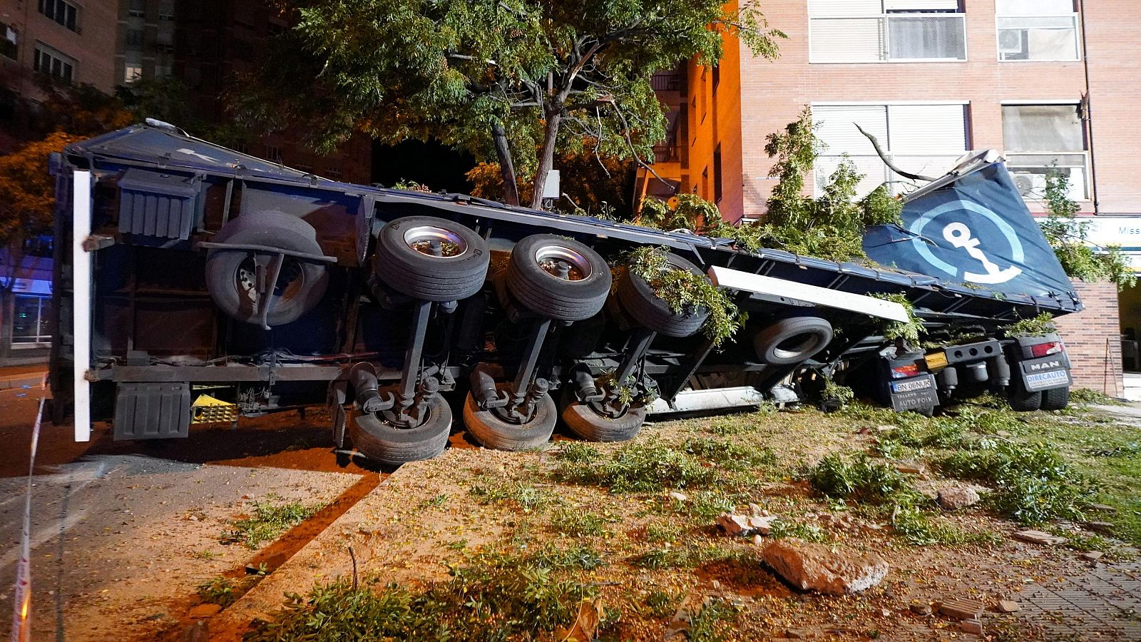 El camió ha impactat contra un edifici d'habitatges del carrer Cos-Gayón i ha bolcat