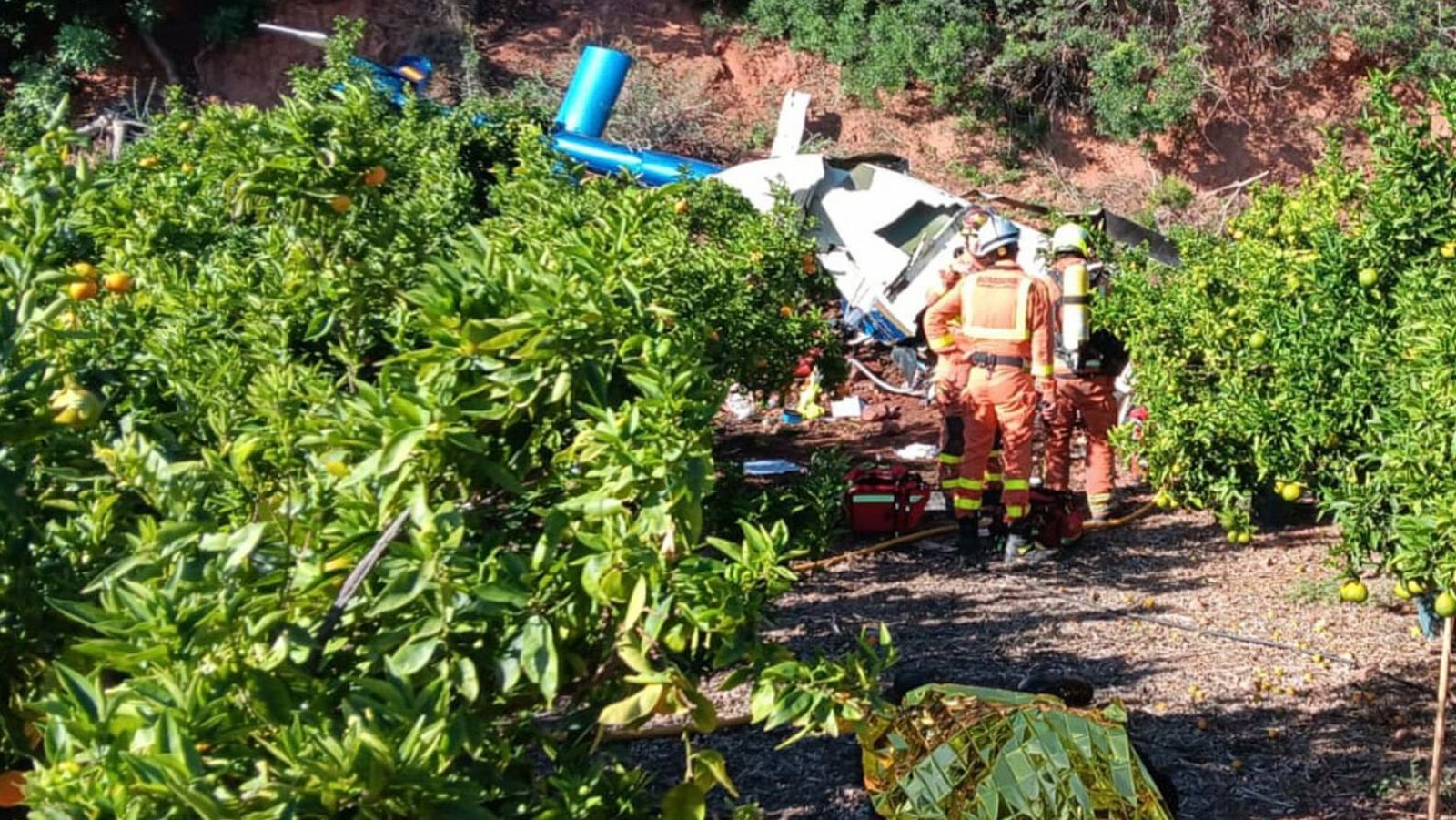 Tres muertos por el choque de un helicóptero con una línea de alta tensión en Puçol