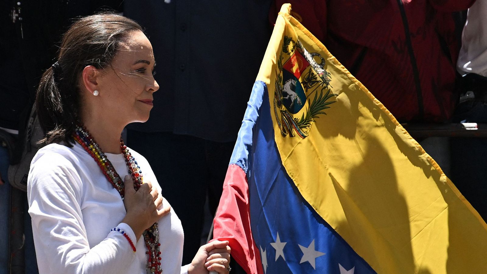 La líder de la oposición venezlana María Corina Machado sostiene una bandera de Venezuela durante una manifestación en Caracas