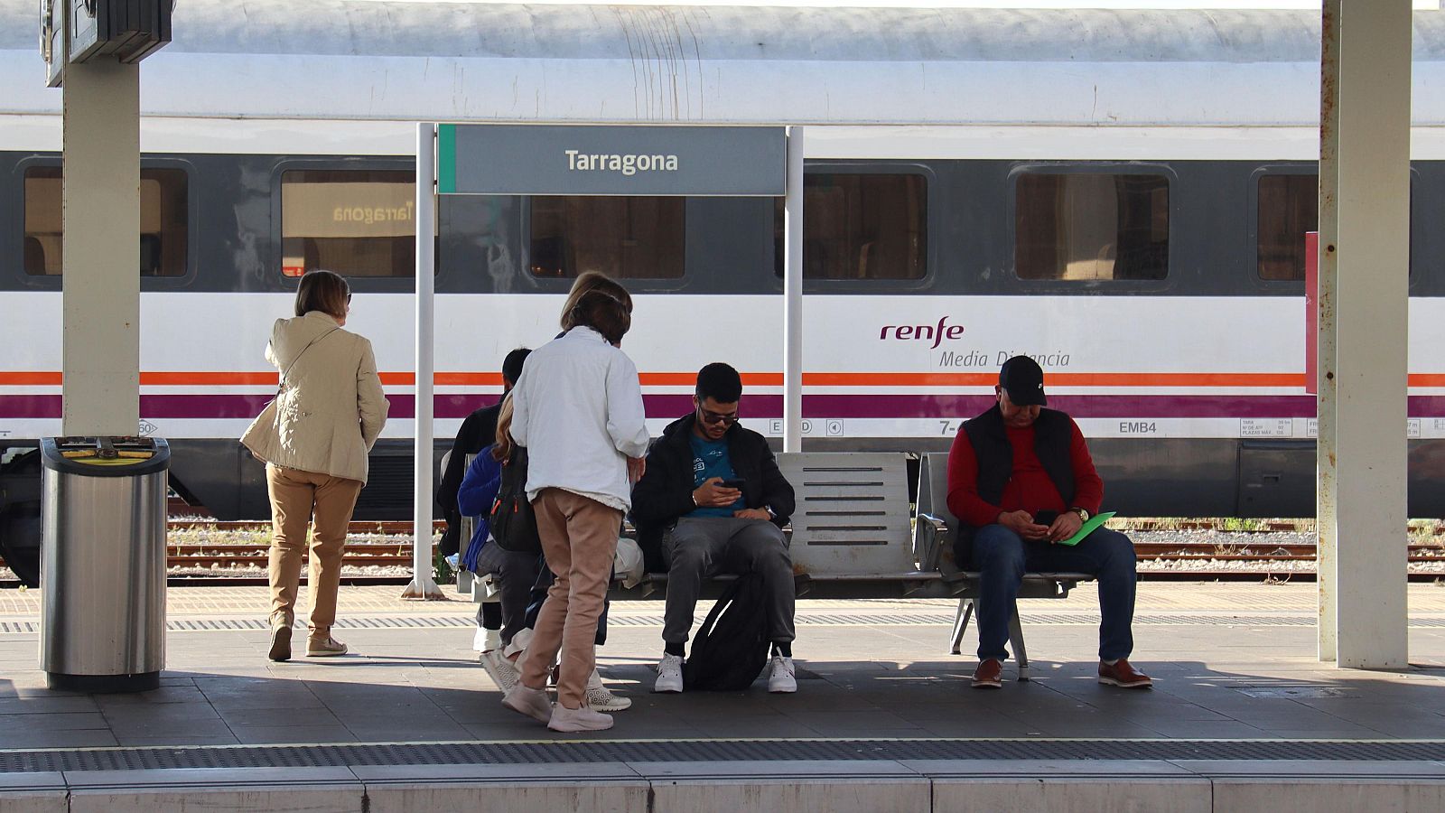 Usuaris esperant un tren a l'estació de Tarragona| Neus Bertola