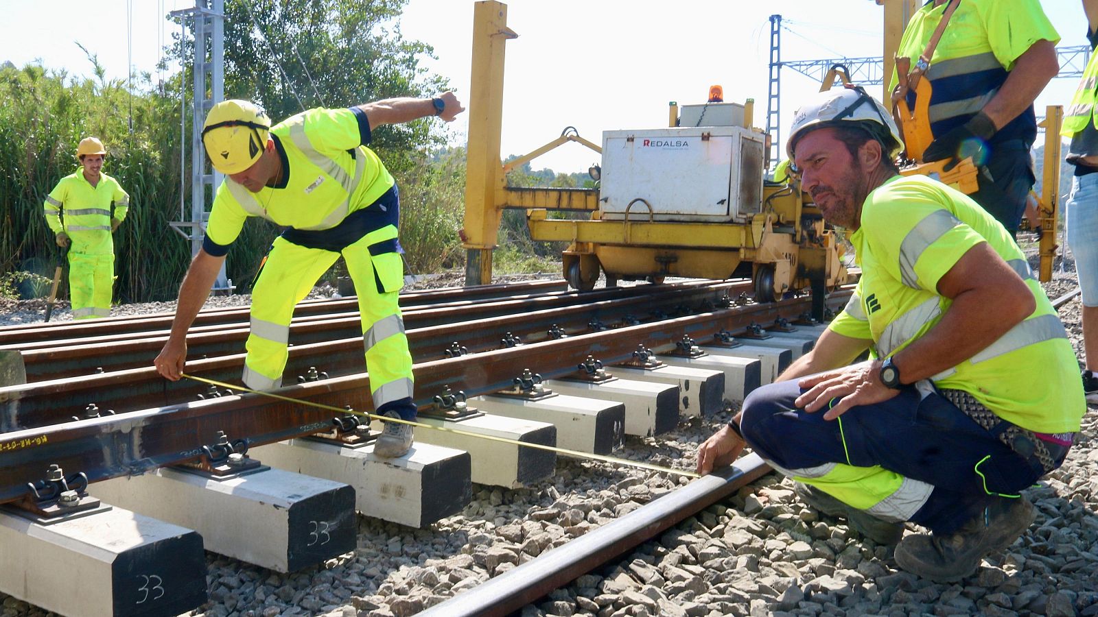 Operaris Adif treballant en les obres ferroviàries al voltant de l'estació de Castellbisbal.