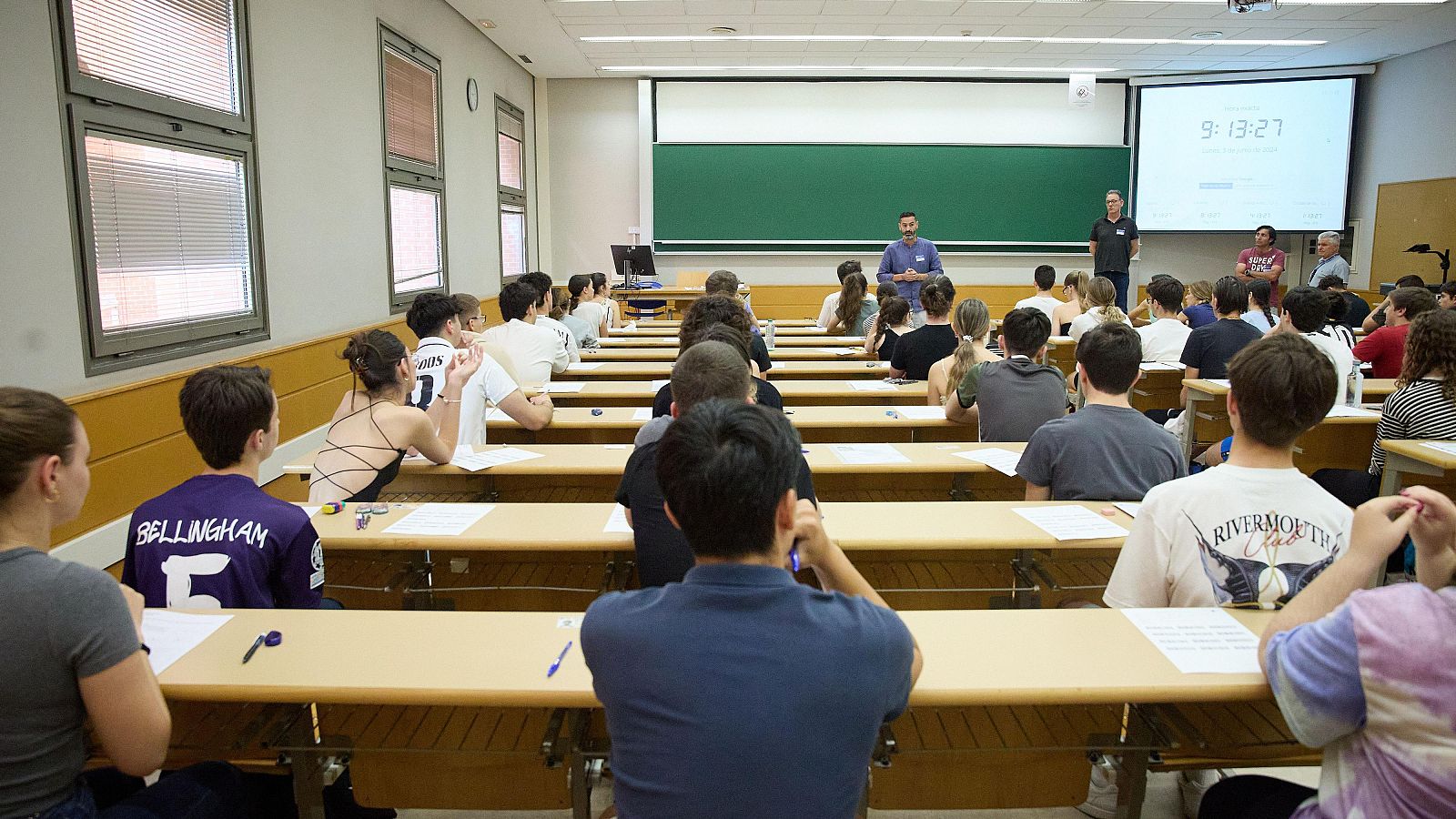 Estudiantes durante un examen de la EBAU en Madrid